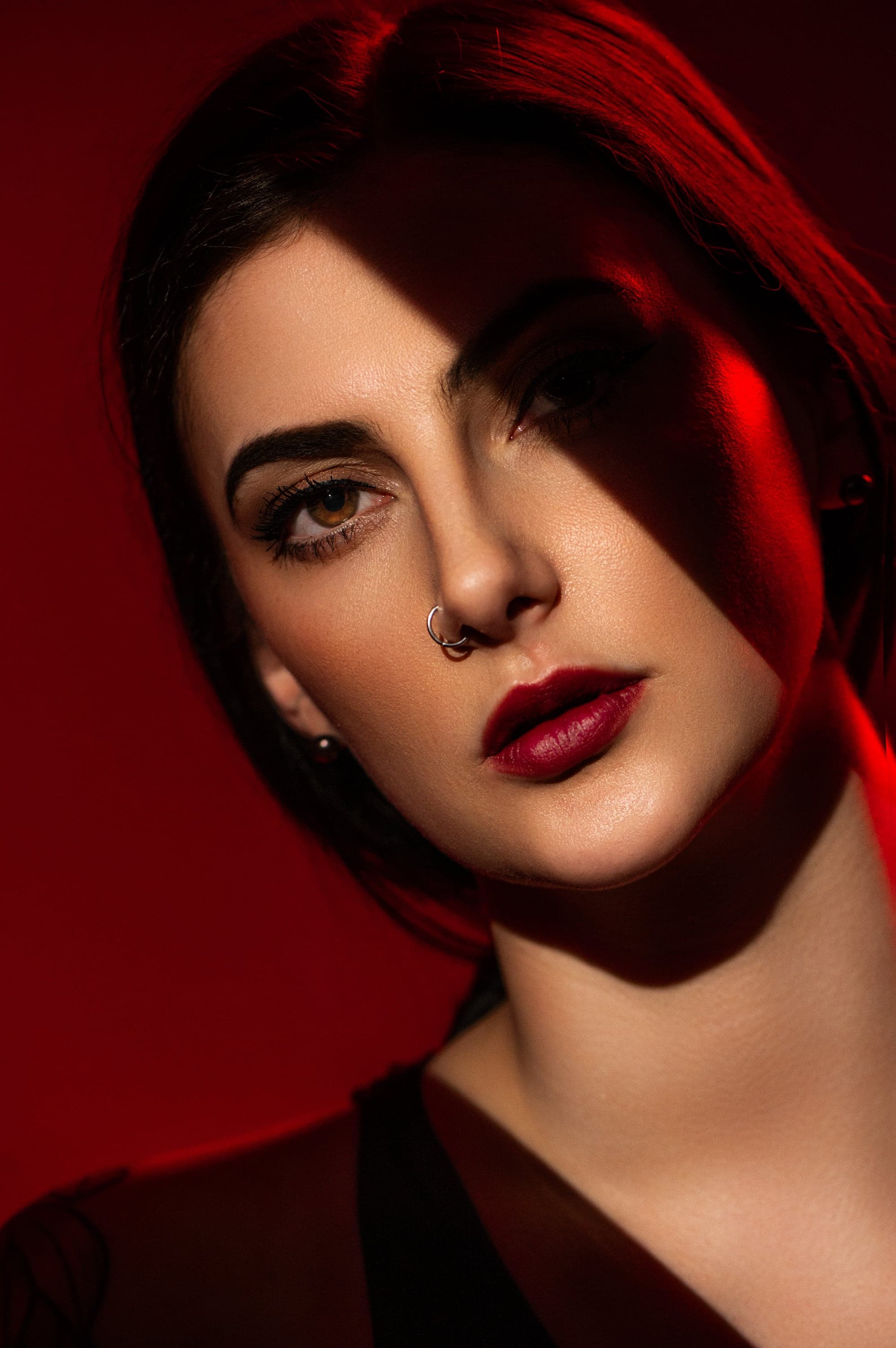 Portrait im dramatischen roten Licht — fotografiert von Carsten Herbst